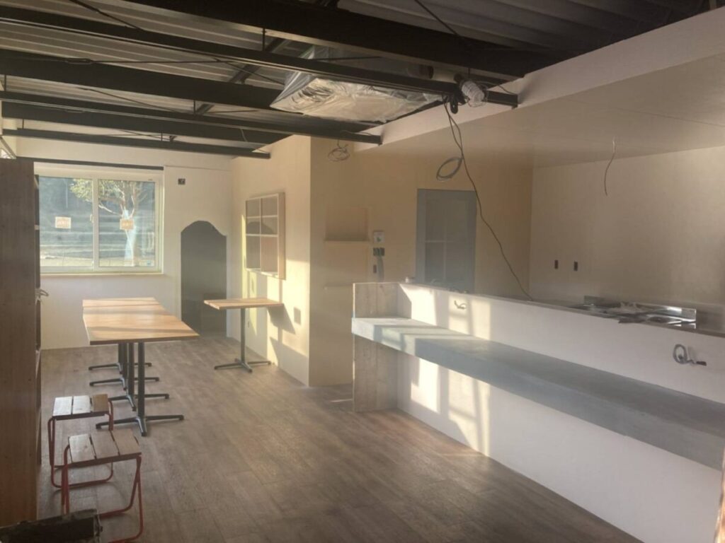 日の光を浴びる店内